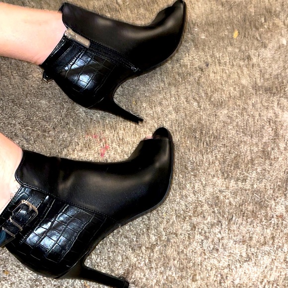 NINE WEST
Women's Izip Peep Toe Booties - Picture 4 of 9